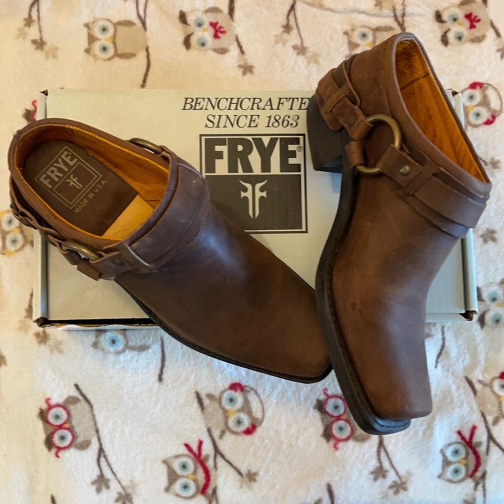 Frye Mule Clog 70760-3. Women’s size 10, width:med. Color: tan. Very gently worn